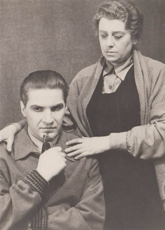 File:Vlassov, Jevgeni (Fjodor – Jevgeni Vlassov, … – Irina Savuskan. Rozovi „Rõõmu otsinguil”. Vene Draamateater, 1958, erakogu).jpg